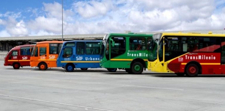 <p>Con acciones judiciales buscan evitar millonario gasto para cambiar pintura de buses del SITP</p>