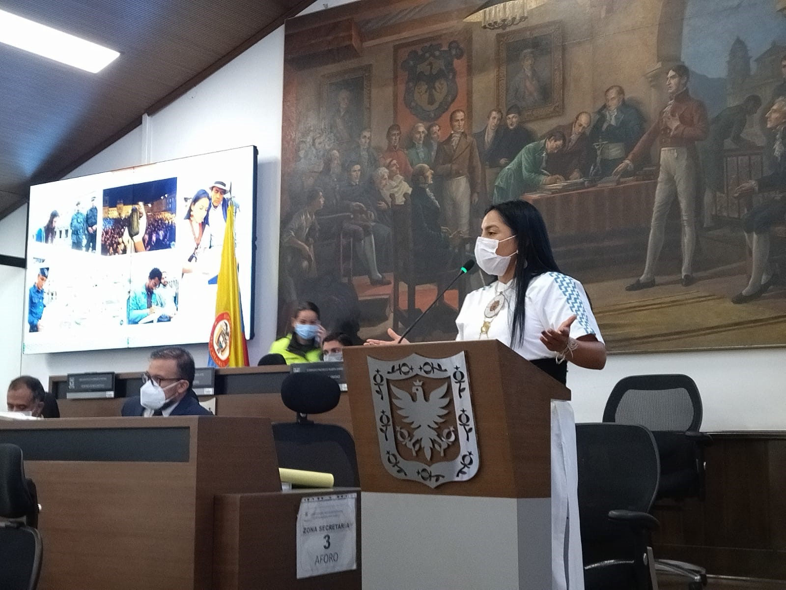 Aparece la Concejal Ati Quigua en el atril del recinto Los Comuneros