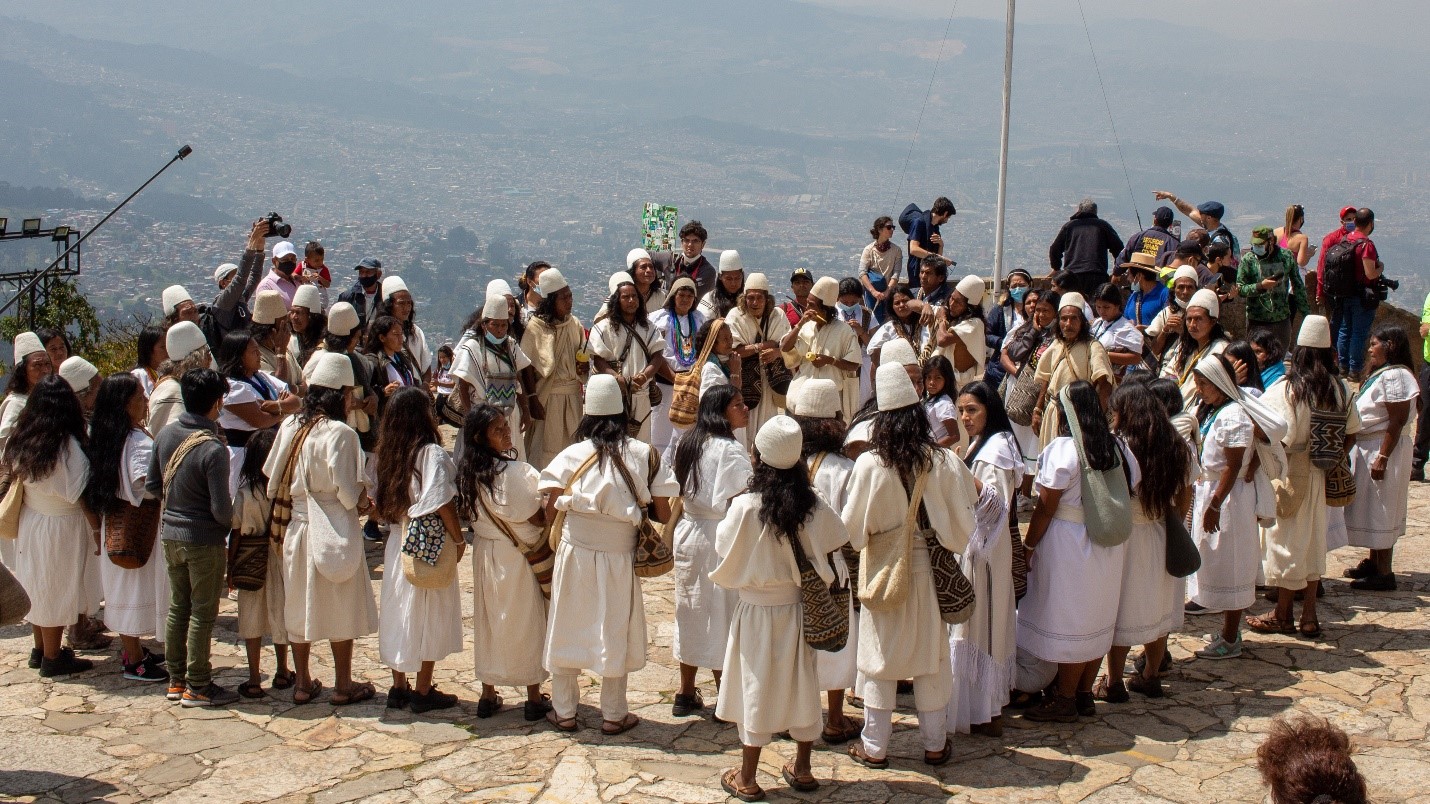 alrededor de 50 personas de cumindad indigena reunidas en una plazoleta