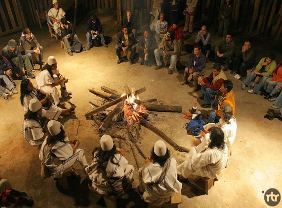 Personas de una comunidad alrededor de un fogata