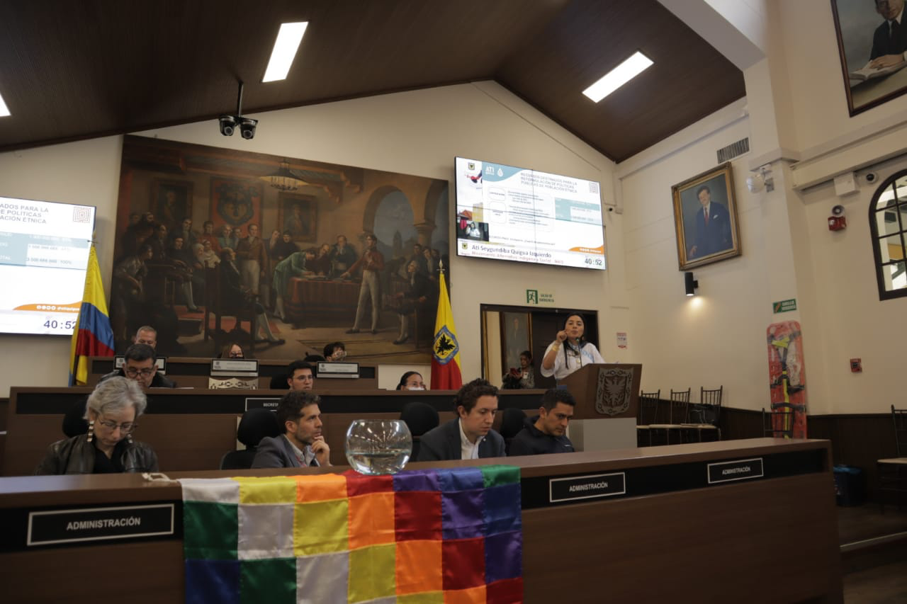 fotografía en la que aparece la concejal Ati hablando desde el atril del Recinto los Comuneros del Concejo de Bogota