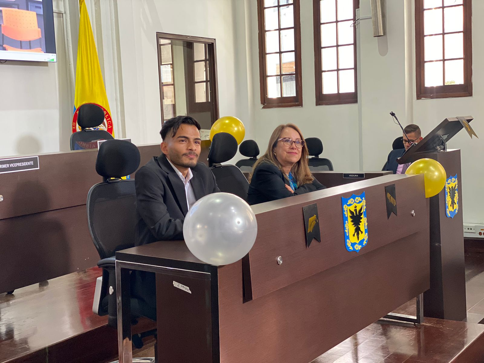 Fotografía en la que aparecen la concejal Ana Teresa y Santiago en una de las curules del Salón Rodrígo Lara Bonilla del Concejo de Bogotá
