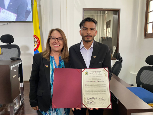 <p>Honorable Concejala Ana Teresa Bernal reconoce a Santiago Páez como destacado finalista del Global Student Prize 2023</p>